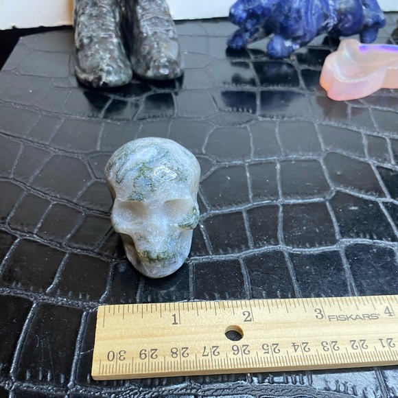Small Moss Agate & Quartz Skull - Picture 11 of 13